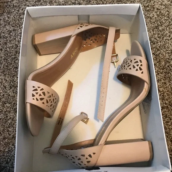 Nude Report Block Heels - Picture 4 of 4